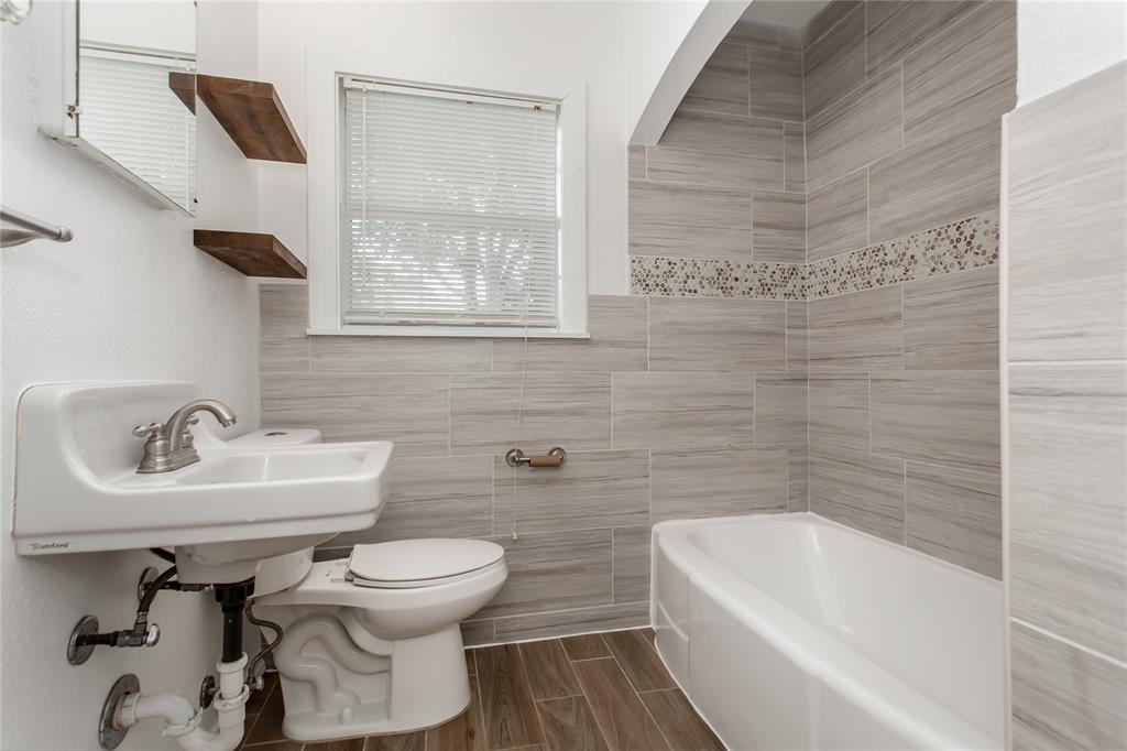 7414 Robin Road Dallas, TX 75209 - Photo 17 of 31 a bathroom with a sink toilet and bathtub