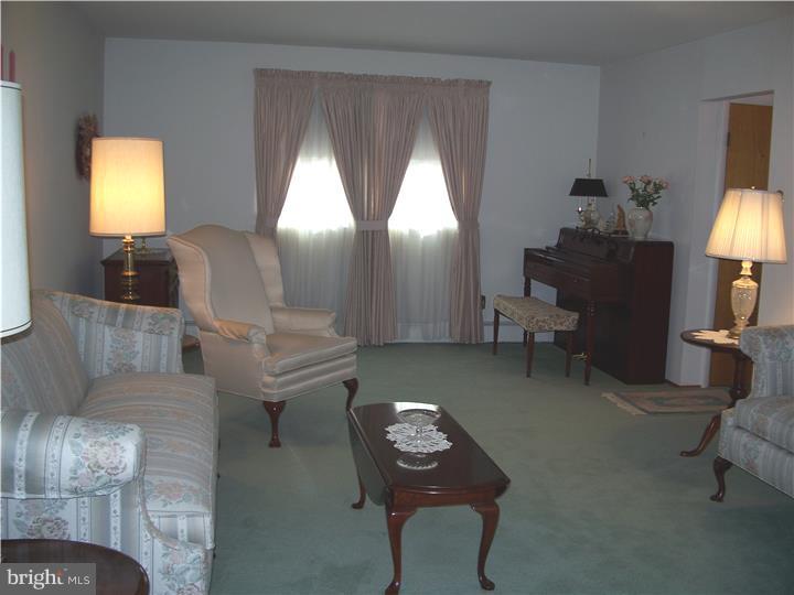 19 Galloway Road Richboro, PA 18954 - Photo 2 of 18 Living Room