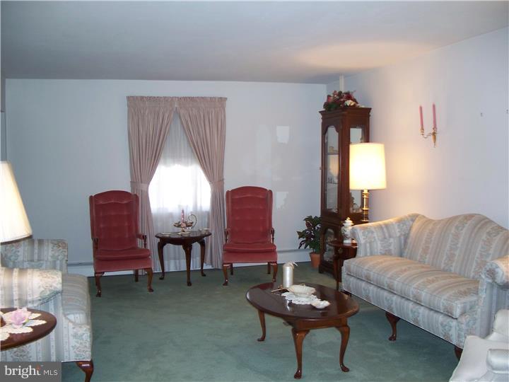 19 Galloway Road Richboro, PA 18954 - Photo 3 of 18 Living Room