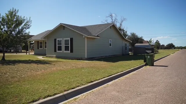 a view of a house with a backyard
