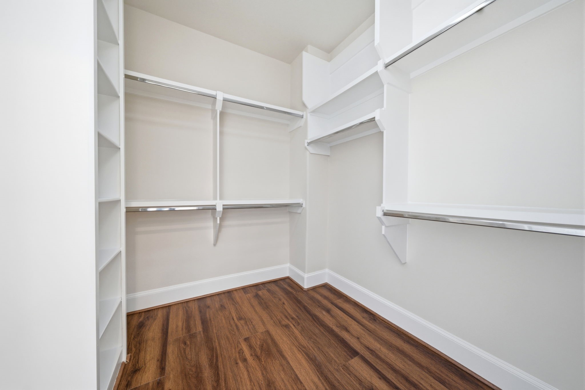 9452 London Bridge Station Houston, TX 77045 - Photo 27 of 38 1 of 3 walk-in closets in the primary suite