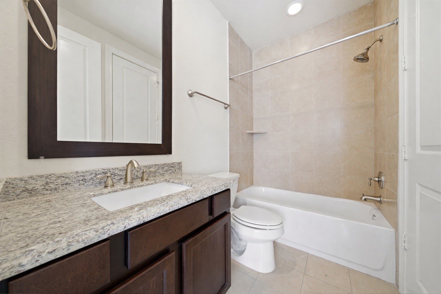 9452 London Bridge Station Houston, TX 77045 - Photo 8 of 38 First floor ensuite