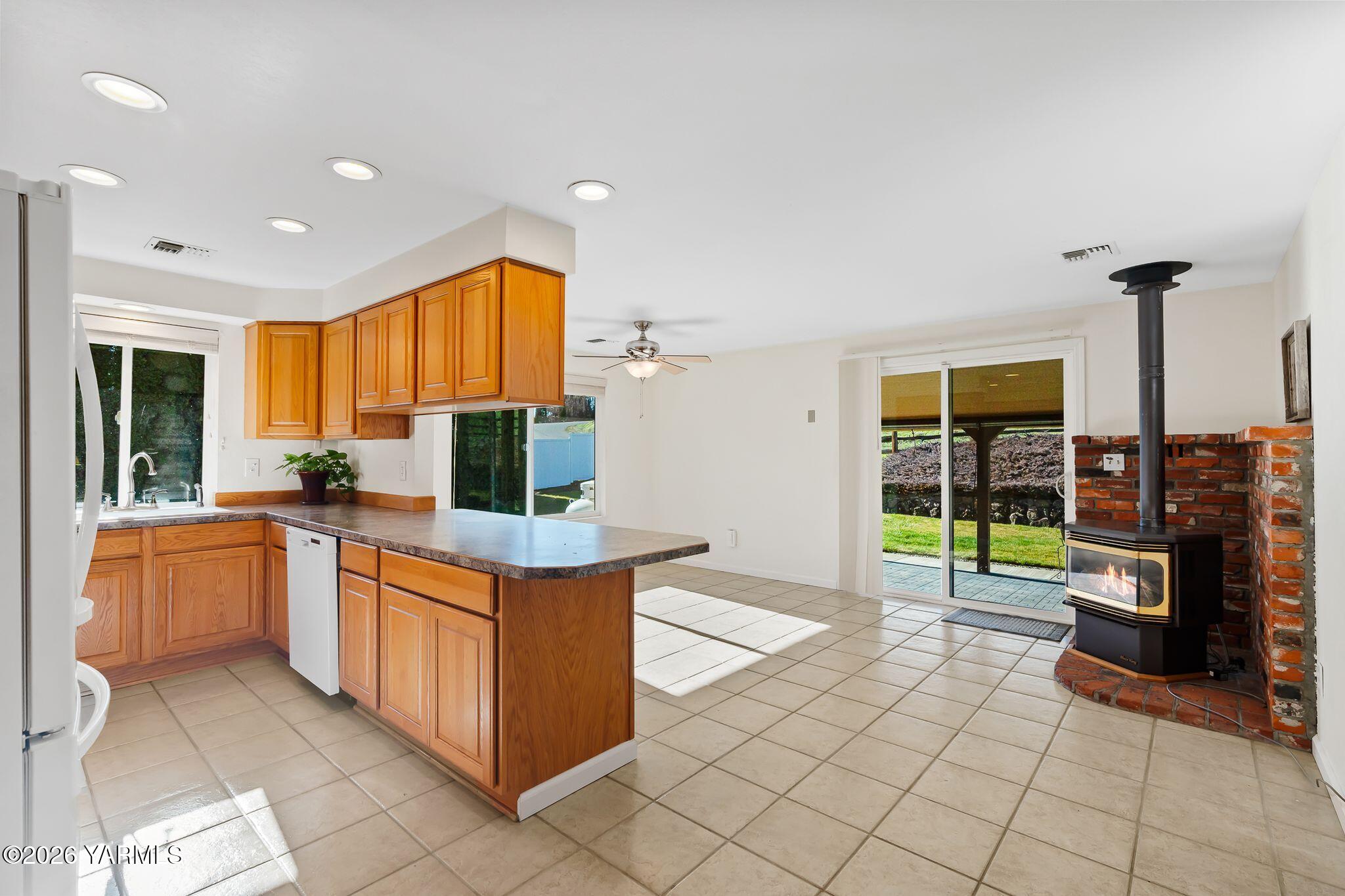 142 Pleasant Valley Road Yakima, WA 98908 - Photo 11 of 35 Dining Area and Kitchen