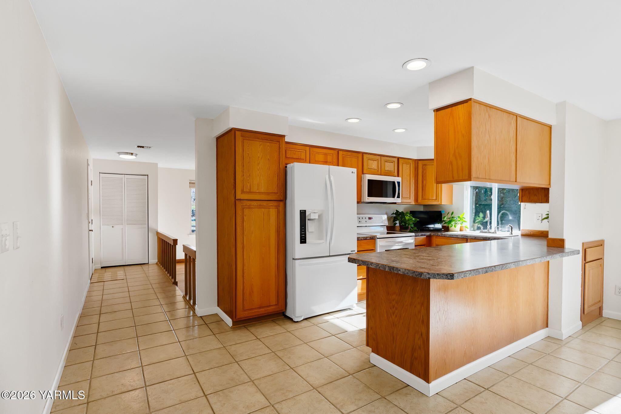142 Pleasant Valley Road Yakima, WA 98908 - Photo 12 of 35 Kitchen