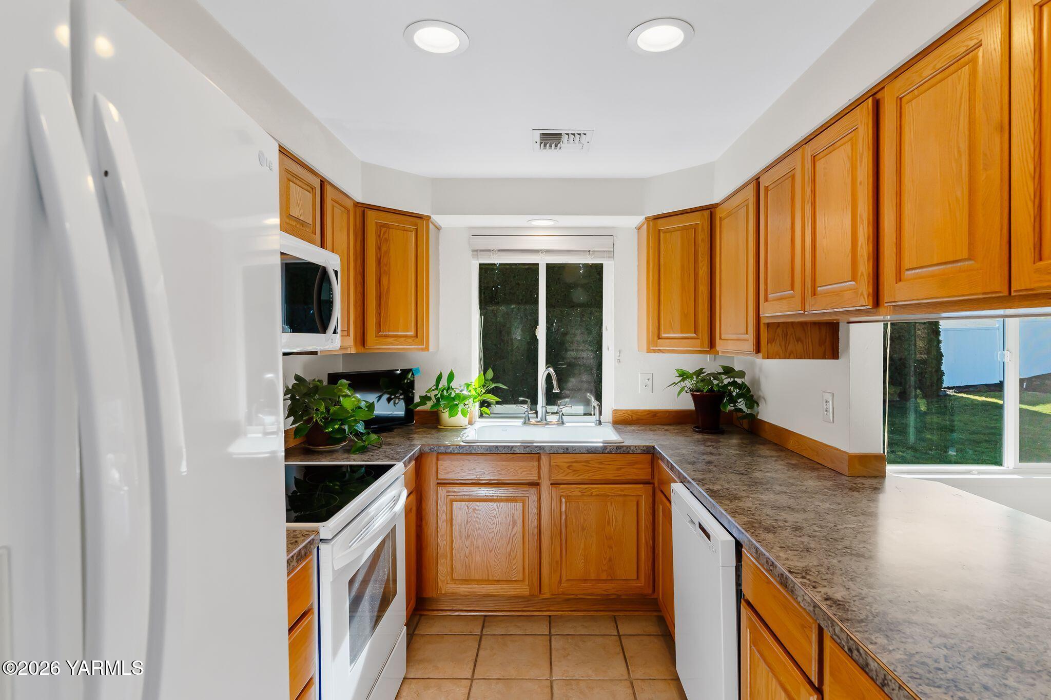 142 Pleasant Valley Road Yakima, WA 98908 - Photo 13 of 35 Kitchen