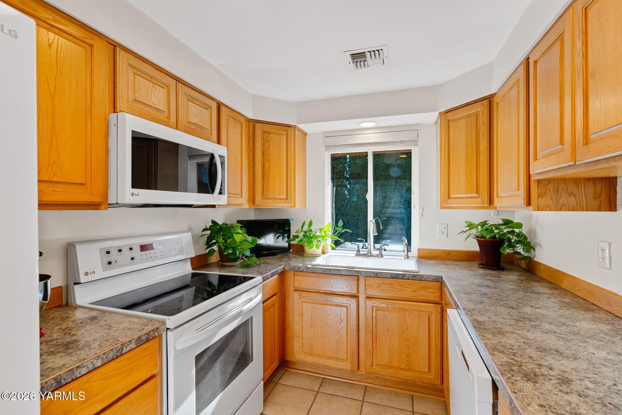 142 Pleasant Valley Road Yakima, WA 98908 - Photo 14 of 35 Kitchen