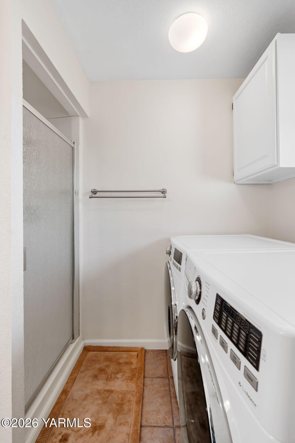 142 Pleasant Valley Road Yakima, WA 98908 - Photo 20 of 35 Bathroom w/ laundry area