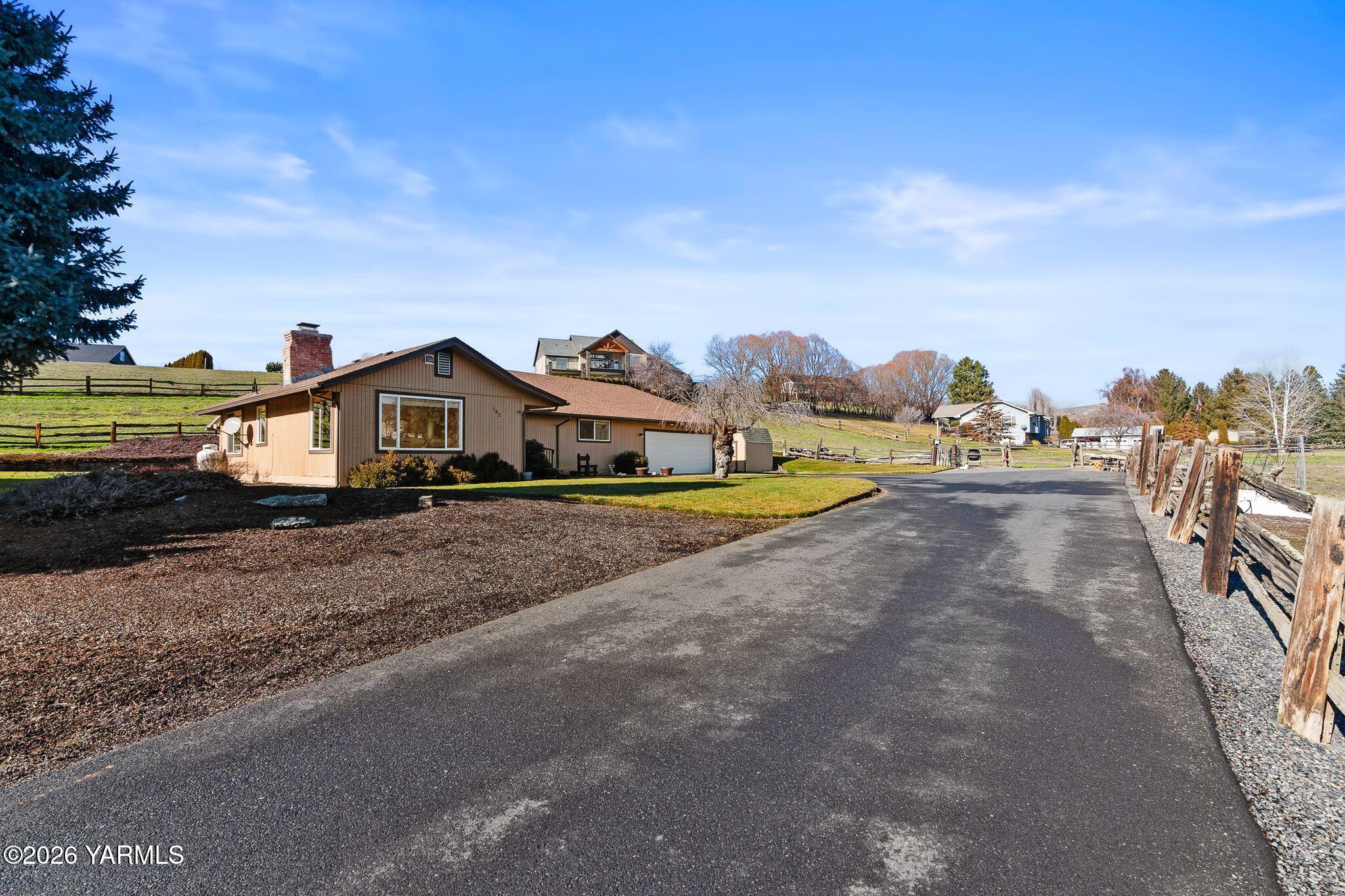 142 Pleasant Valley Road Yakima, WA 98908 - Photo 2 of 35 Front of Home - Driveway