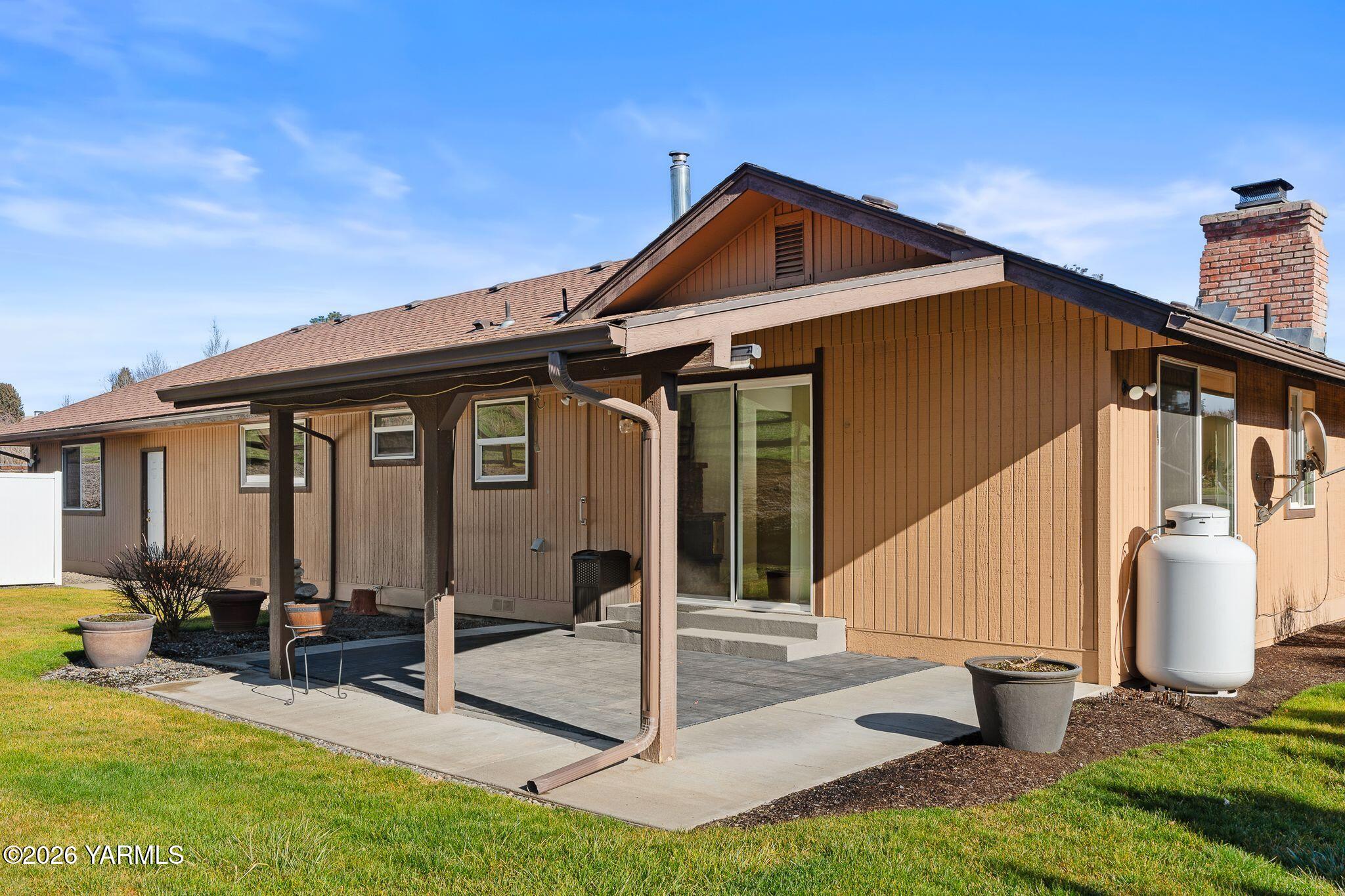 142 Pleasant Valley Road Yakima, WA 98908 - Photo 24 of 35 Back patio