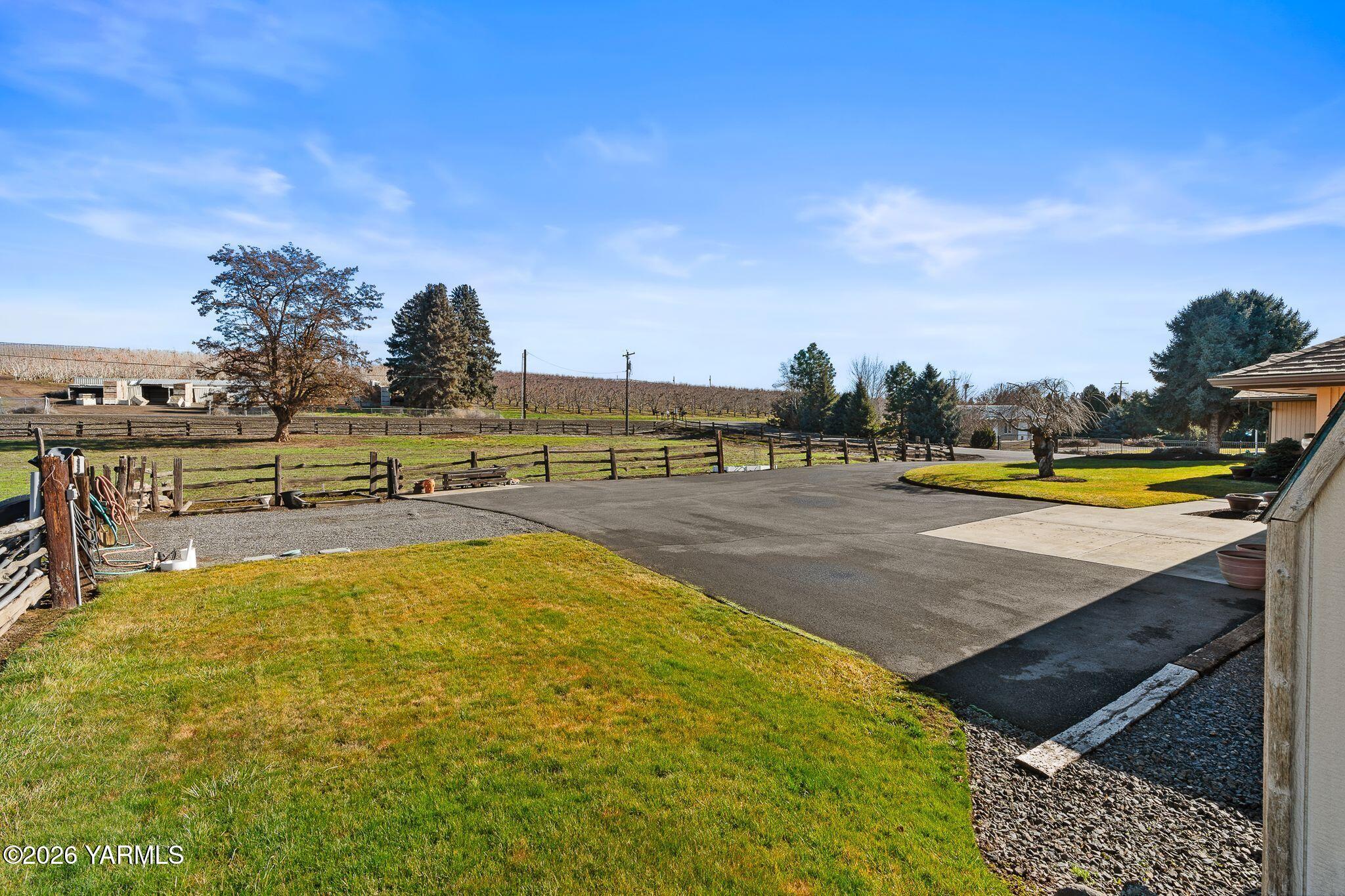 142 Pleasant Valley Road Yakima, WA 98908 - Photo 28 of 35 Paved driveway