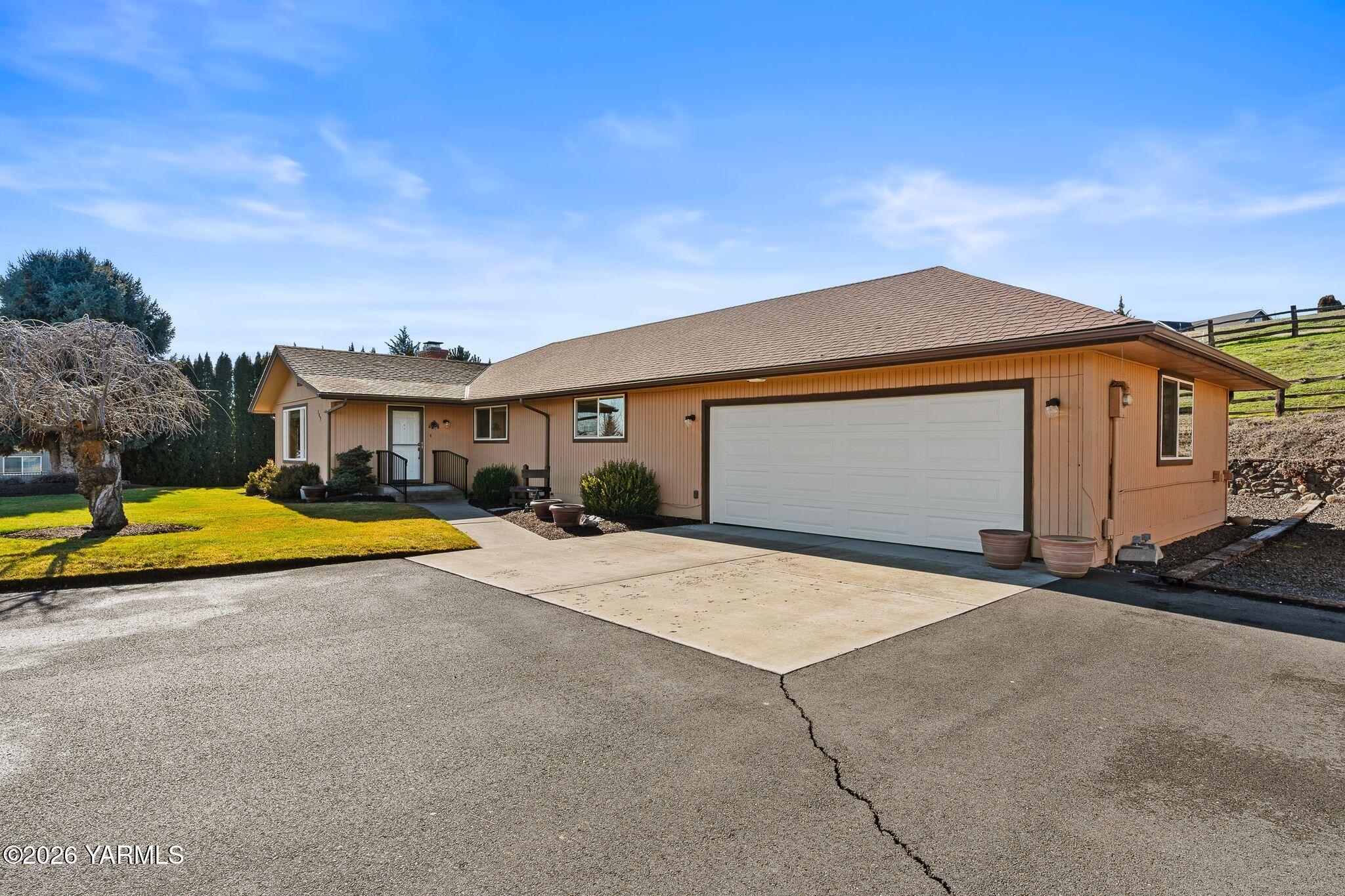 142 Pleasant Valley Road Yakima, WA 98908 - Photo 3 of 35 Front of Home