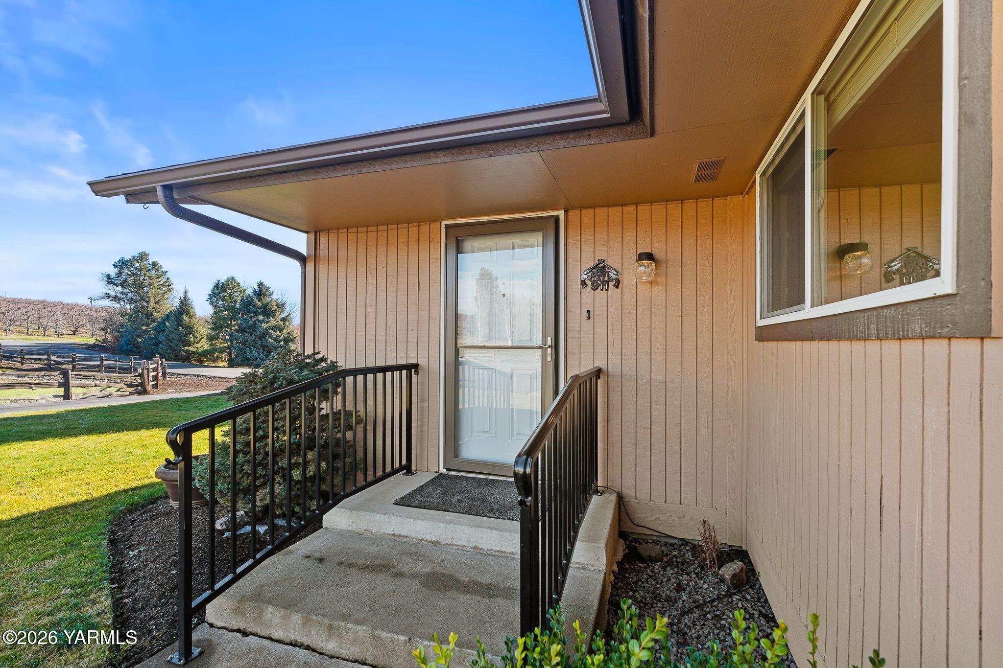 142 Pleasant Valley Road Yakima, WA 98908 - Photo 4 of 35 Front Entry