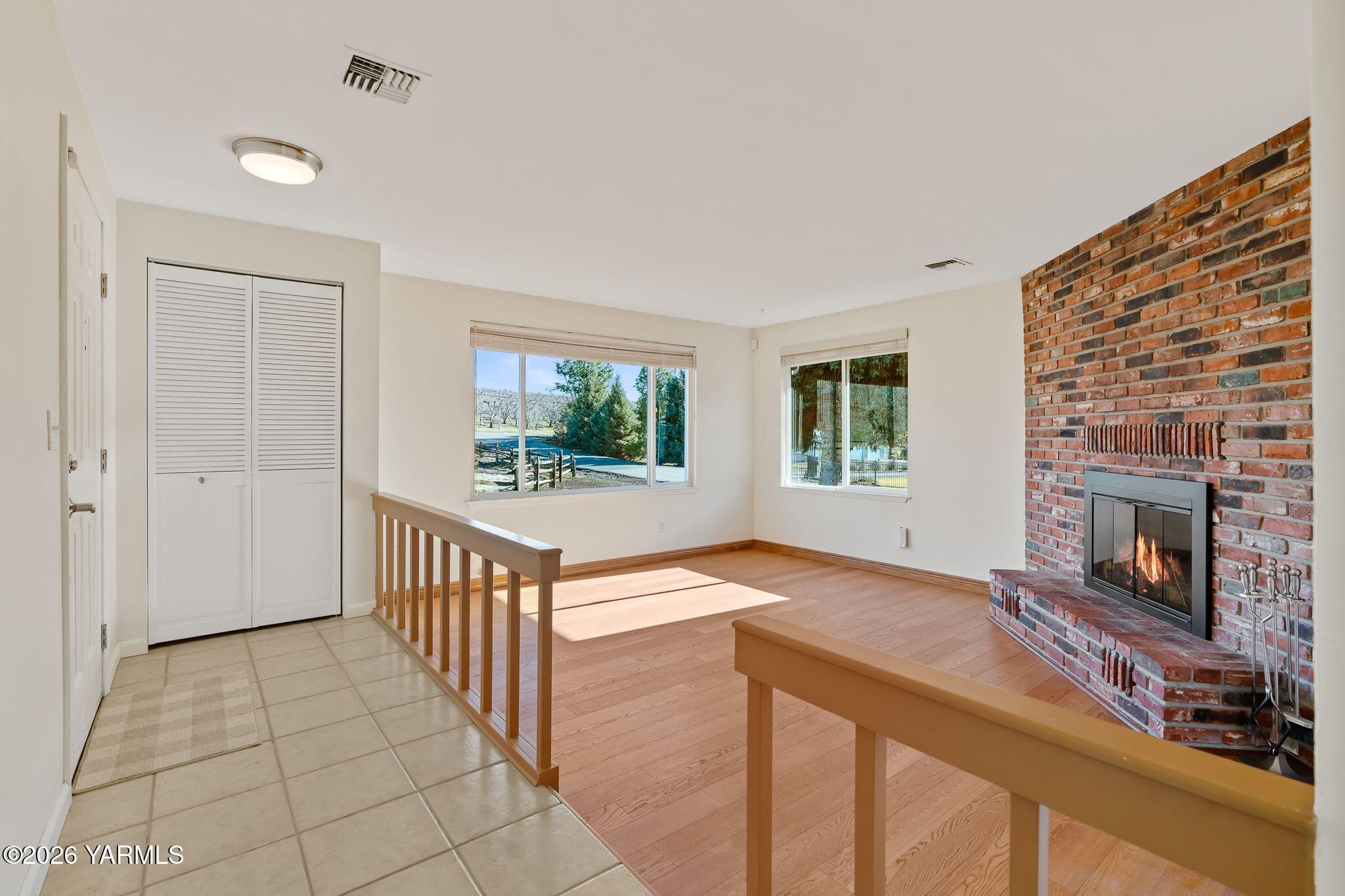 142 Pleasant Valley Road Yakima, WA 98908 - Photo 5 of 35 Front Entry - Interior