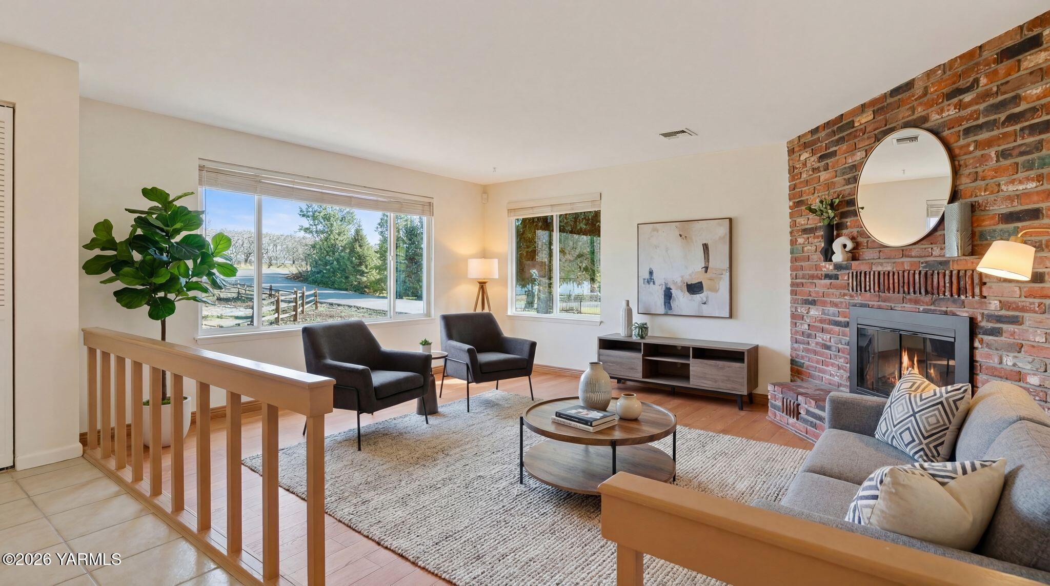 142 Pleasant Valley Road Yakima, WA 98908 - Photo 6 of 35 Living Room - Digitally Staged