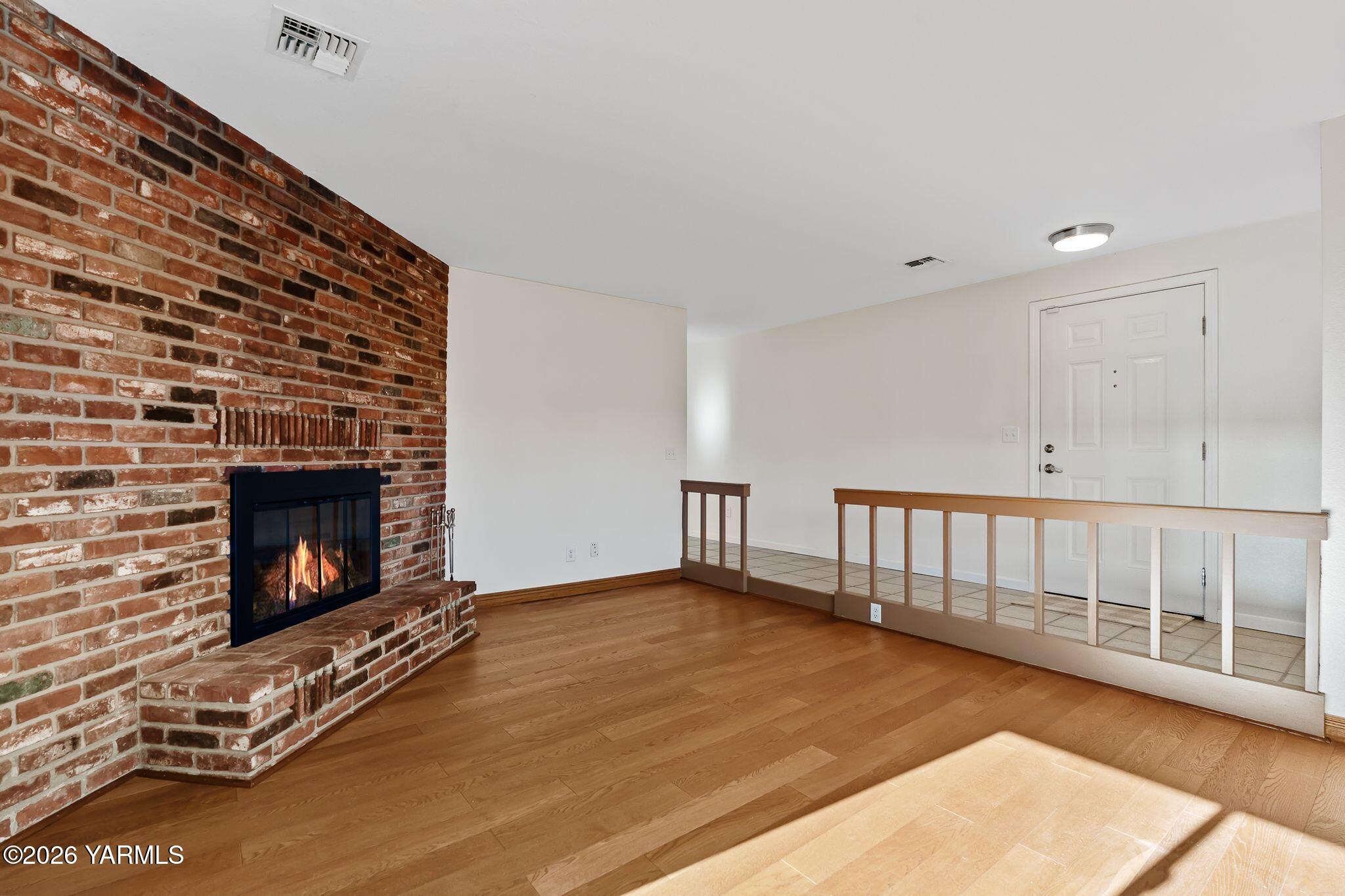 142 Pleasant Valley Road Yakima, WA 98908 - Photo 8 of 35 Living Room