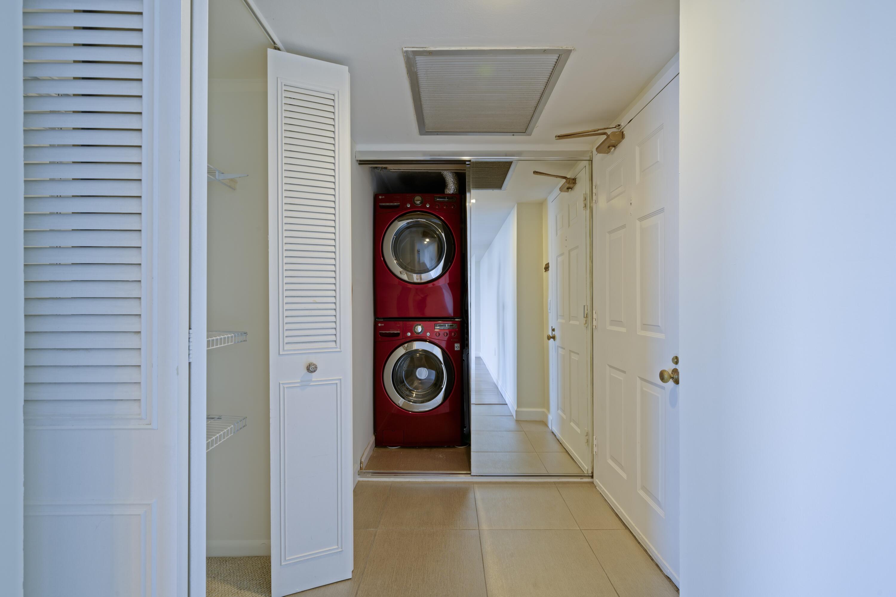 5600 North Flagler Drive, Unit 2507 West Palm Beach, FL 33407 - Photo 14 of 25 IN UNIT WASHER/DRYER