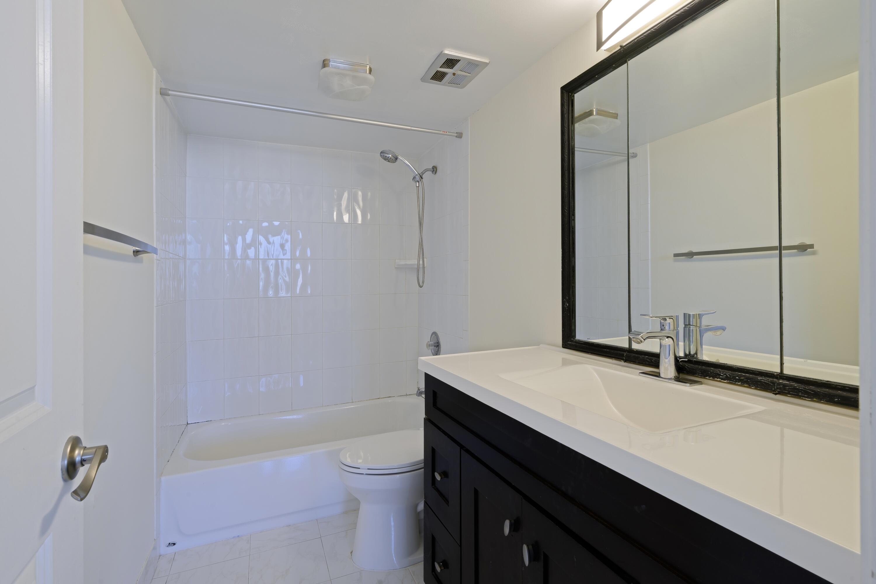 5600 North Flagler Drive, Unit 2507 West Palm Beach, FL 33407 - Photo 8 of 25 PRIMARY BATH