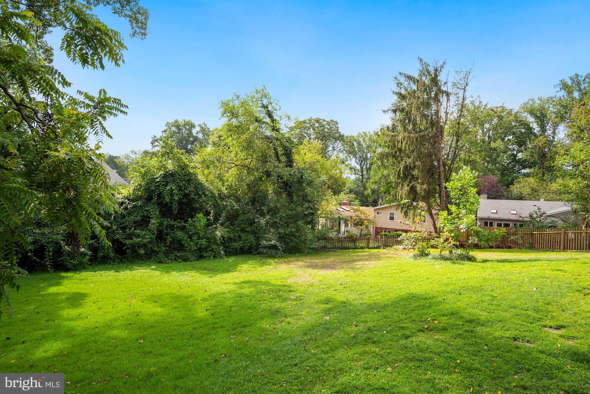 7807 Marion Lane Bethesda, MD 20814 - Photo 33 of 35 Beautiful grounds!