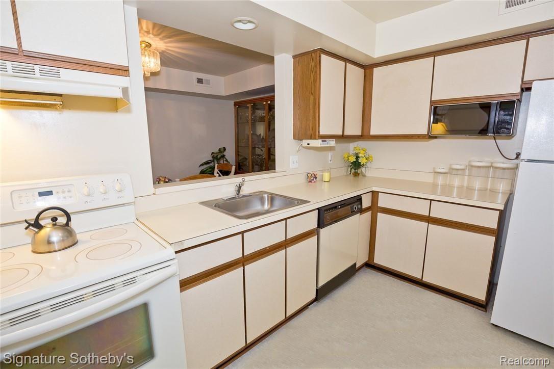 27264 Evergreen Road Southfield, MI 48076 - Photo 8 of 22 Kitchen to dining room