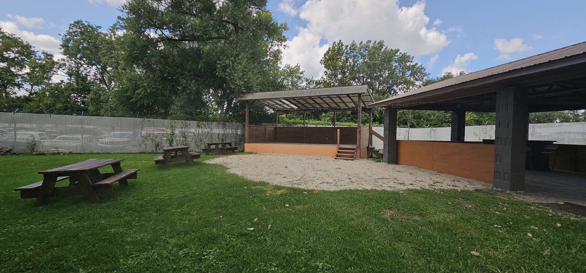 7400 Archer Road, Unit 7400 Justice, IL 60458 - Photo 43 of 76 a view of a backyard with sitting area