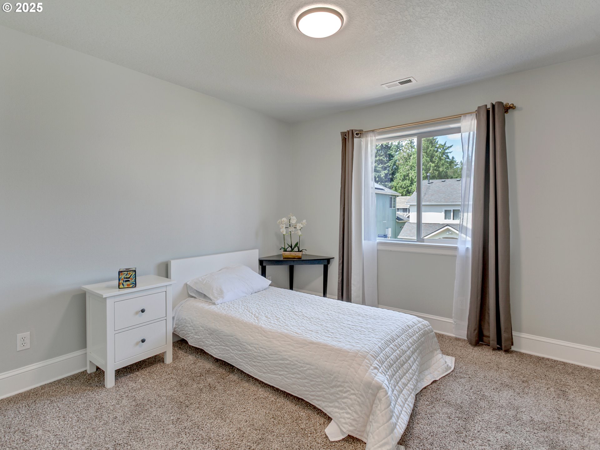 7913 Southwest Leiser Lane Portland, OR 97224 - Photo 25 of 35 Bedroom