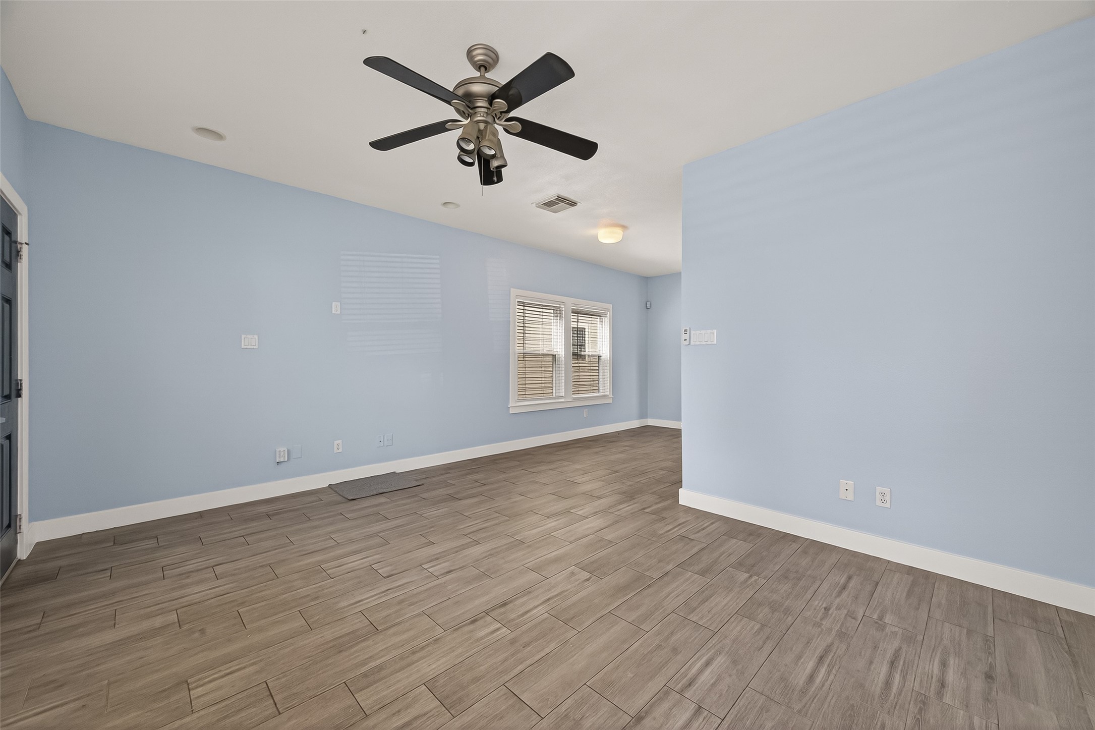 1620 Andrews Street Houston, TX 77019 - Photo 4 of 12 an empty room with wooden floor and windows