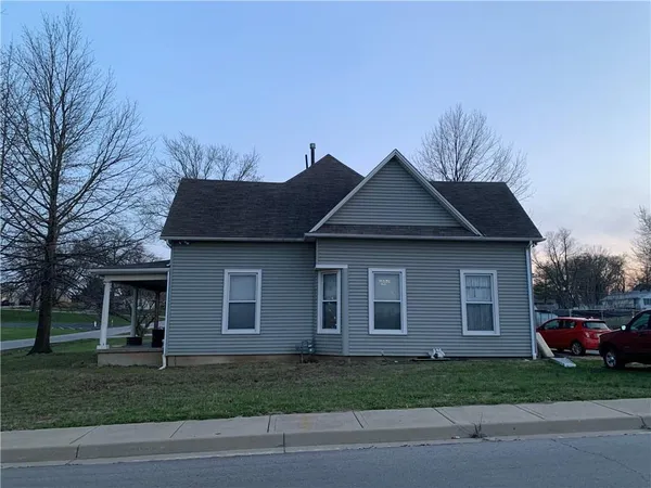 $200,000 | 502 Southwest Clinton Street, Oak Grove, MO 64075
