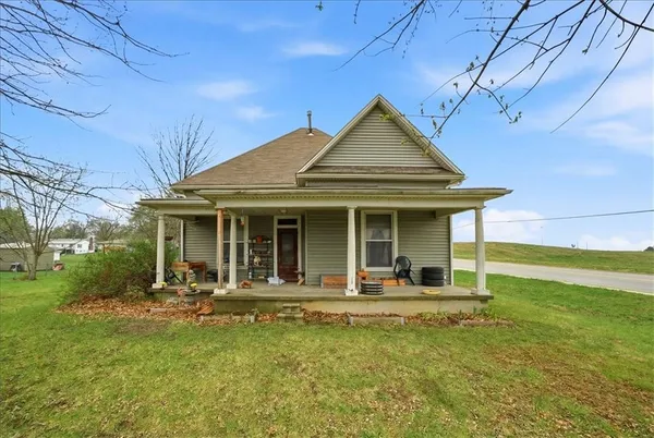 $180,000 | 502 Southwest Clinton Street, Oak Grove, MO 64075