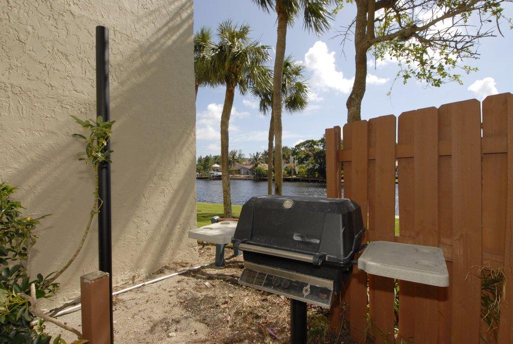 18 Royal Palm Way, Unit 107 Boca Raton, FL 33432 - Photo 23 of 29 Grill
