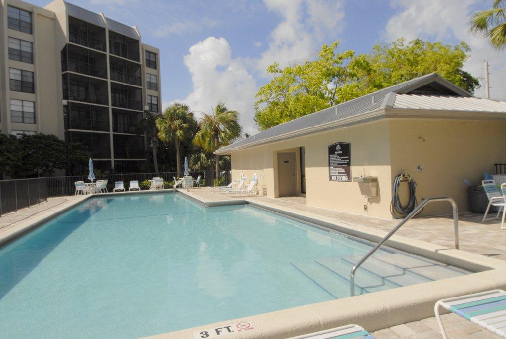 18 Royal Palm Way, Unit 107 Boca Raton, FL 33432 - Photo 24 of 29 Pool