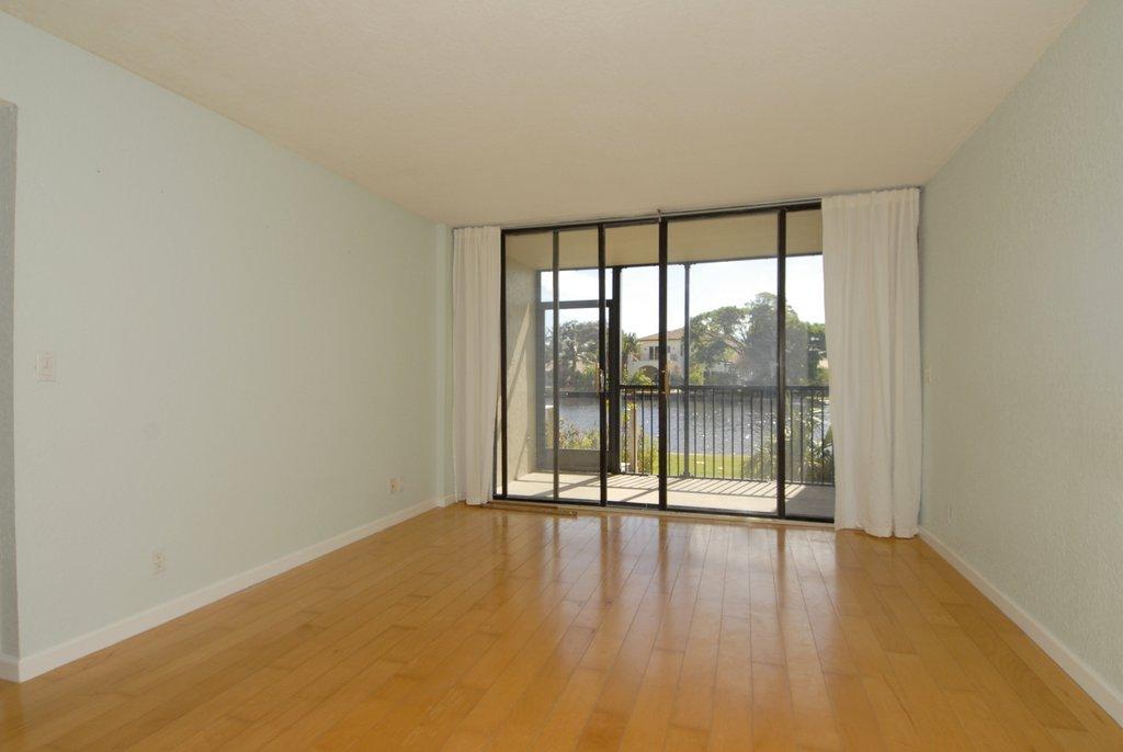 18 Royal Palm Way, Unit 107 Boca Raton, FL 33432 - Photo 6 of 29 Living Room 3