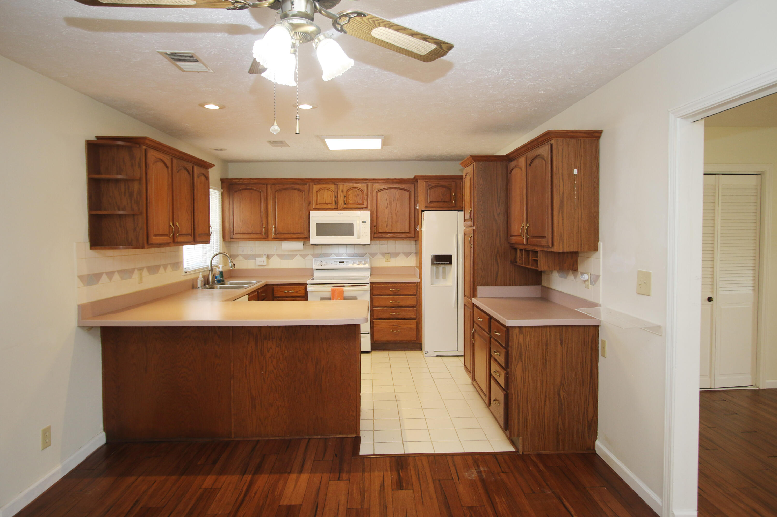 1035 Castleton Way Lexington, KY 40517 - Photo 10 of 44 10