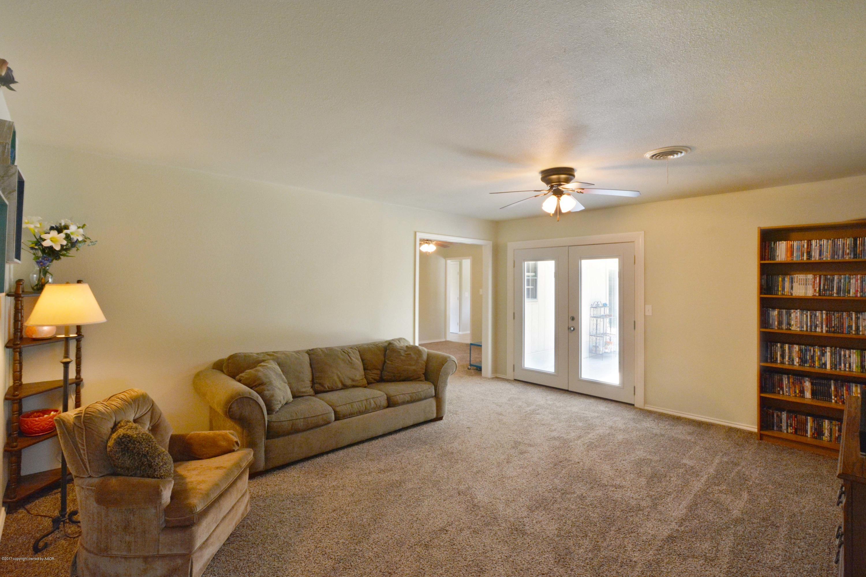 2808 Armand Street Amarillo, TX 79110 - Photo 14 of 25 14 Living Room