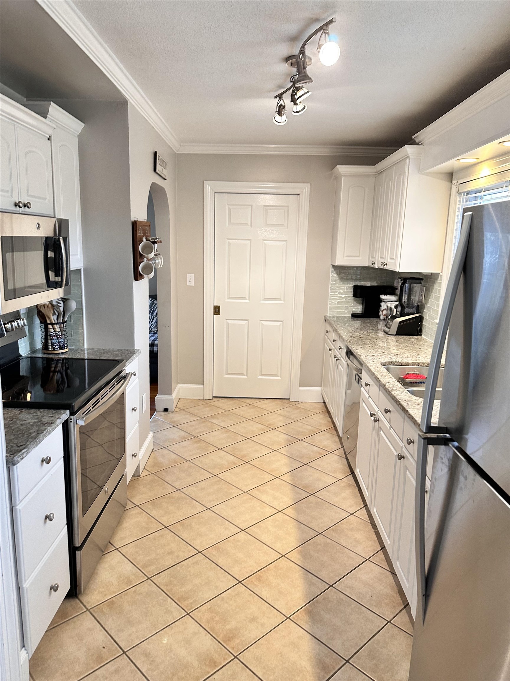 17 Walton Road Plaistow, NH 03865 - Photo 15 of 40