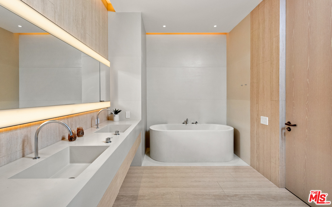 9040 Sunset Boulevard, Unit 907 West Hollywood, CA 90069 - Photo 13 of 21