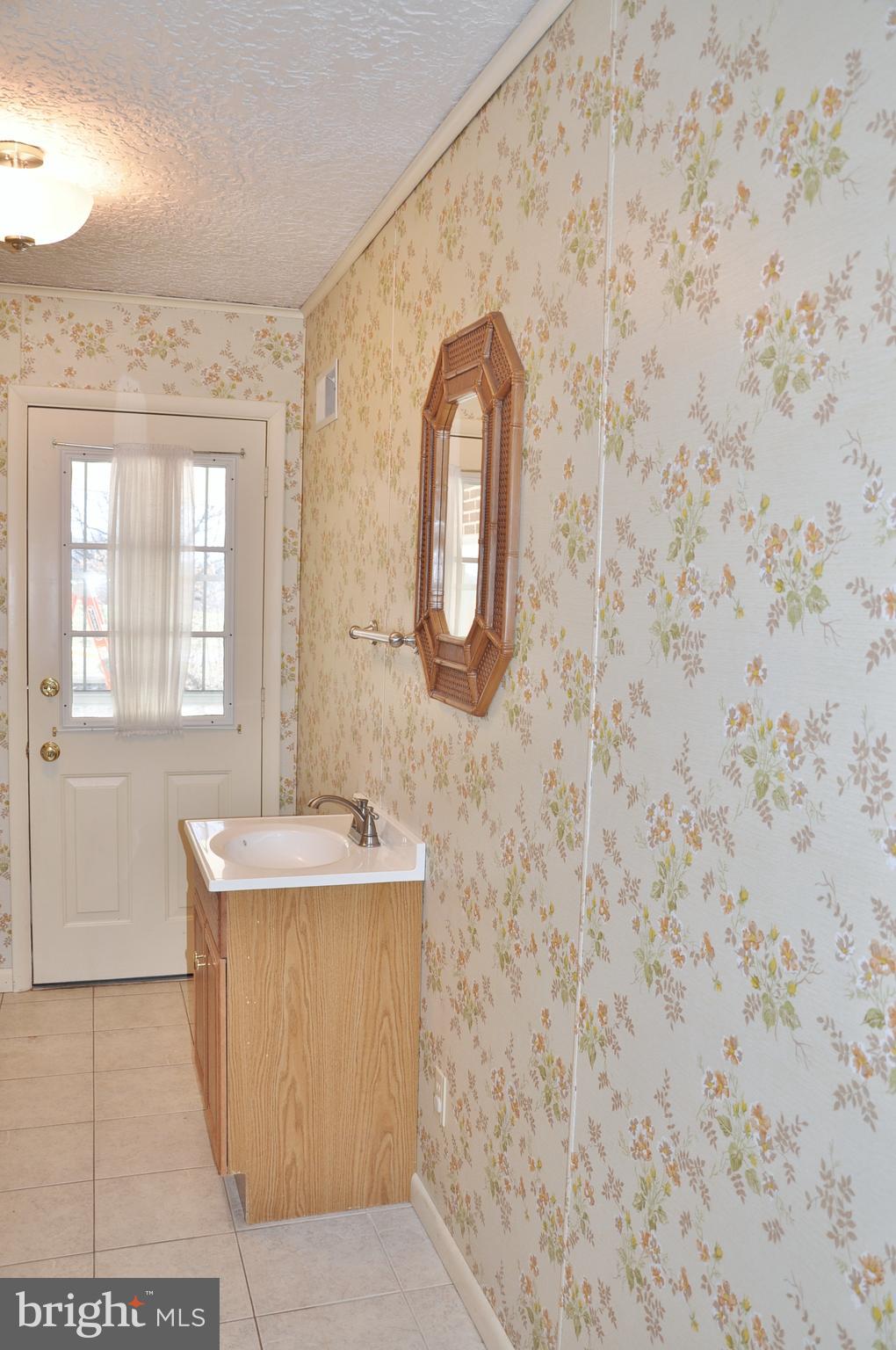 770 Gebhart Road Windsor, PA 17366 - Photo 29 of 69 Main floor mud/ laundry room