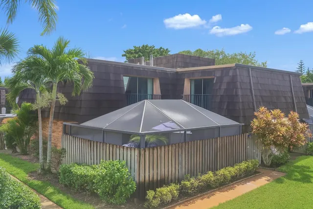 $225,000 | 465 East Waverly Place, Unit 8B, Vero Beach, FL 32960