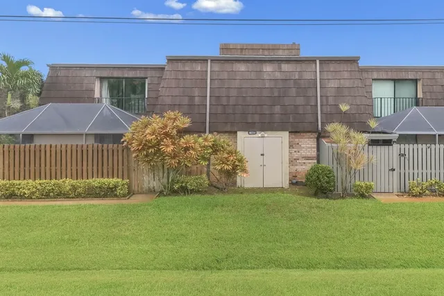 $225,000 | 465 East Waverly Place, Unit 8B, Vero Beach, FL 32960