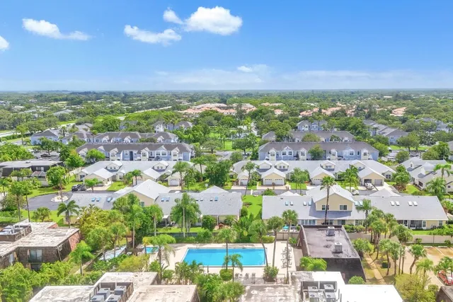 $225,000 | 465 East Waverly Place, Unit 8B, Vero Beach, FL 32960