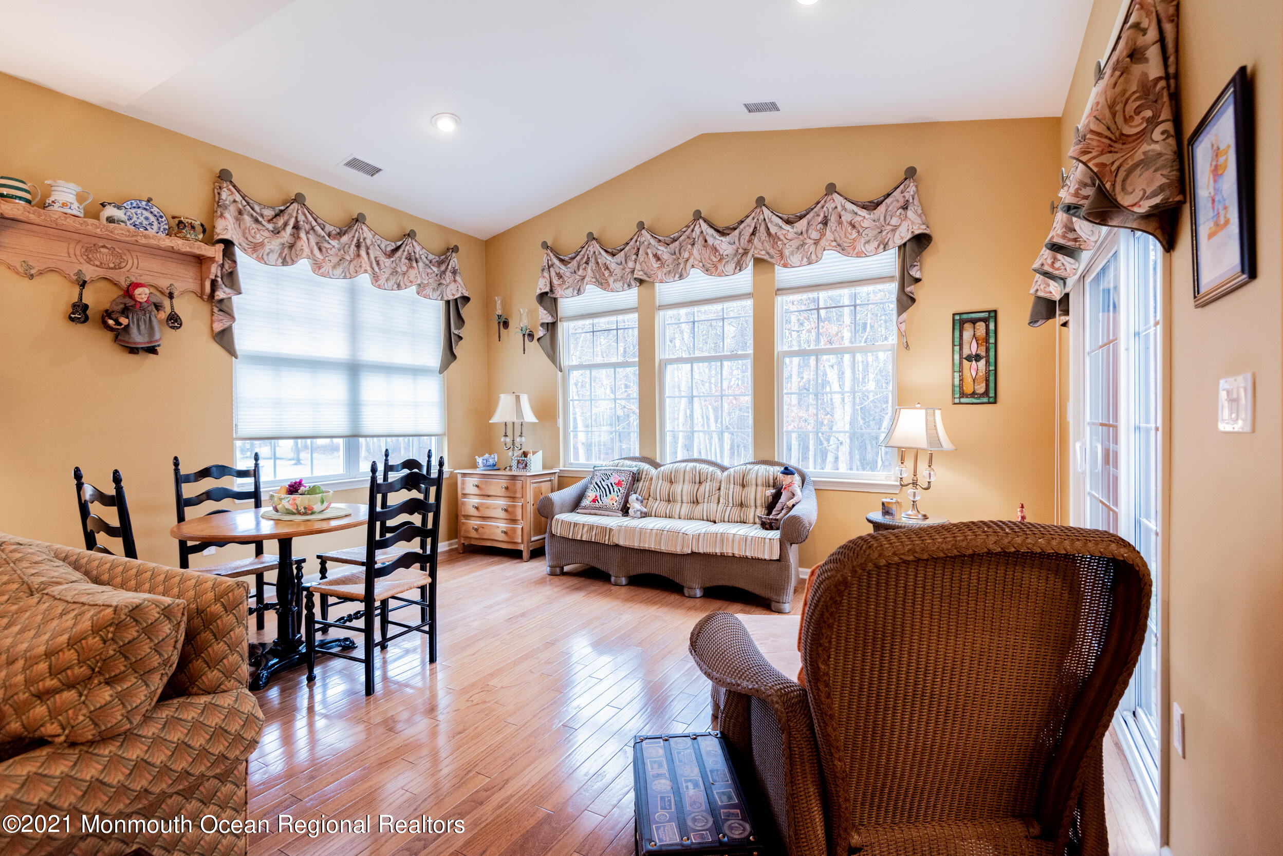 44 Park Ridge Way Jackson, NJ 08527 - Photo 13 of 39 Sitting 1