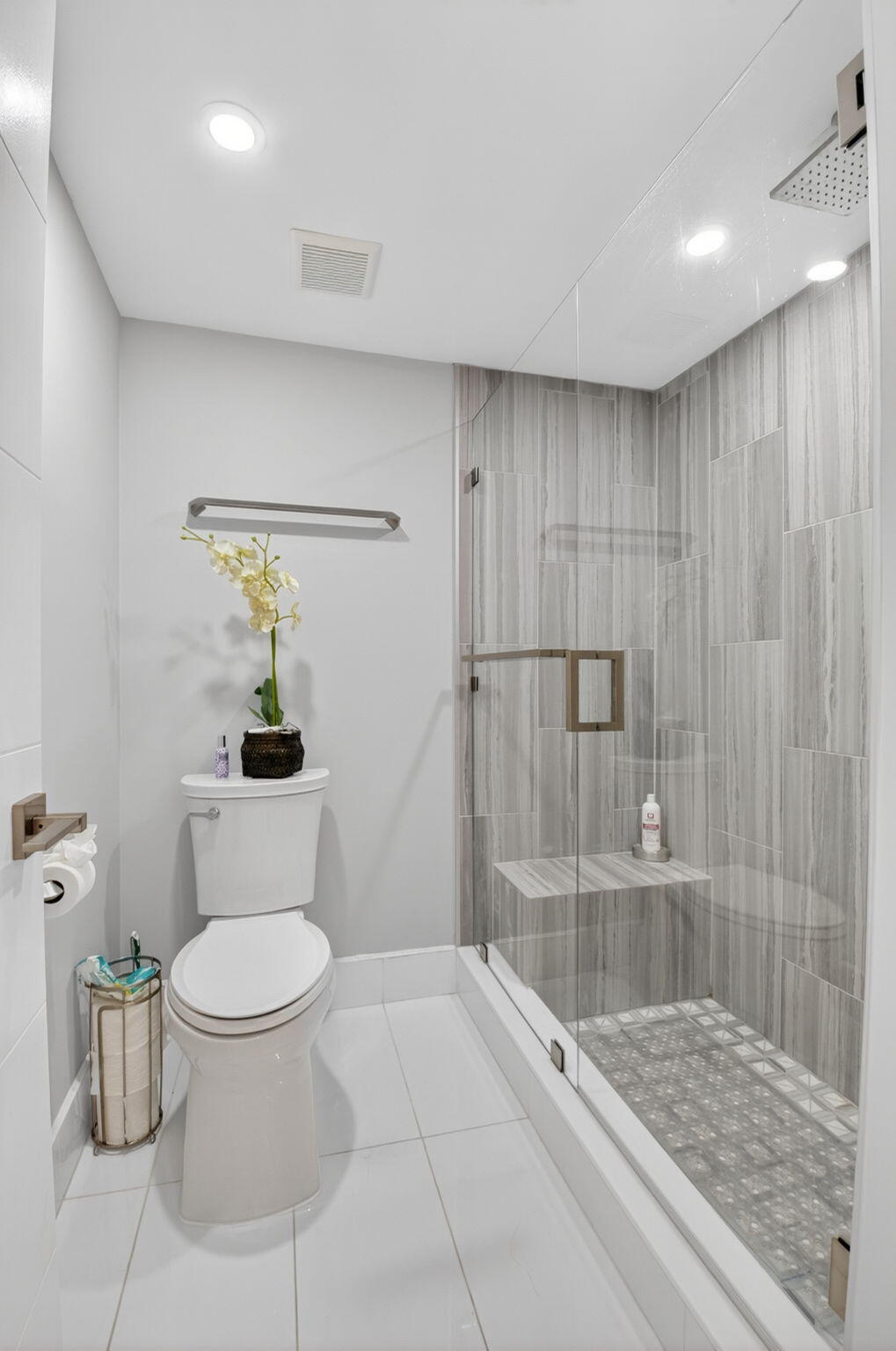 9299 Vista Del Lago, Unit 16D Boca Raton, FL 33428 - Photo 22 of 39 Primary Bathroom