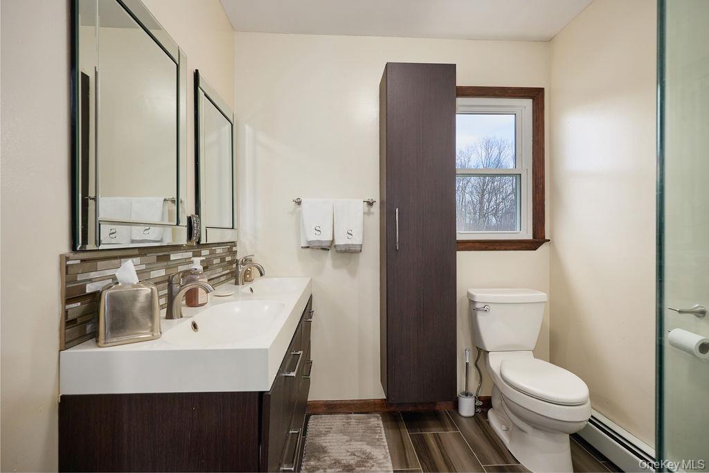 180 Ridge Drive Middletown, NY 10940 - Photo 23 of 43 Master bedroom full bath