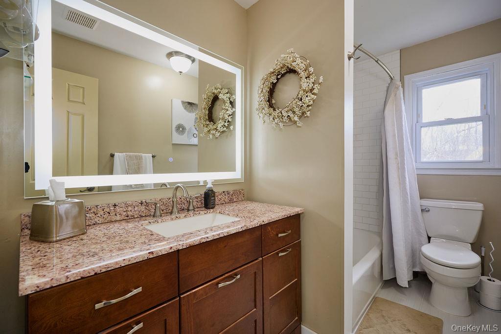 180 Ridge Drive Middletown, NY 10940 - Photo 27 of 43 Shared hallway bathroom