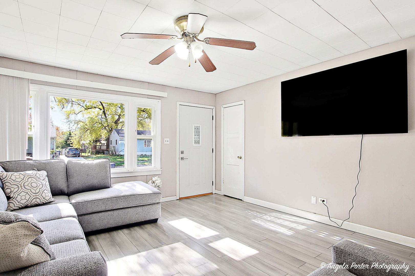 1612 Whitney Street Waukegan, IL 60087 - Photo 4 of 20 a living room with furniture and a flat screen tv