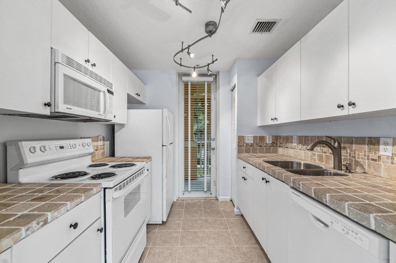 4784 Central Boulevard, Unit 21 Jupiter, FL 33458 - Photo 9 of 24 005-4734SCentralBlvd-Jupiter-FL-SMALL