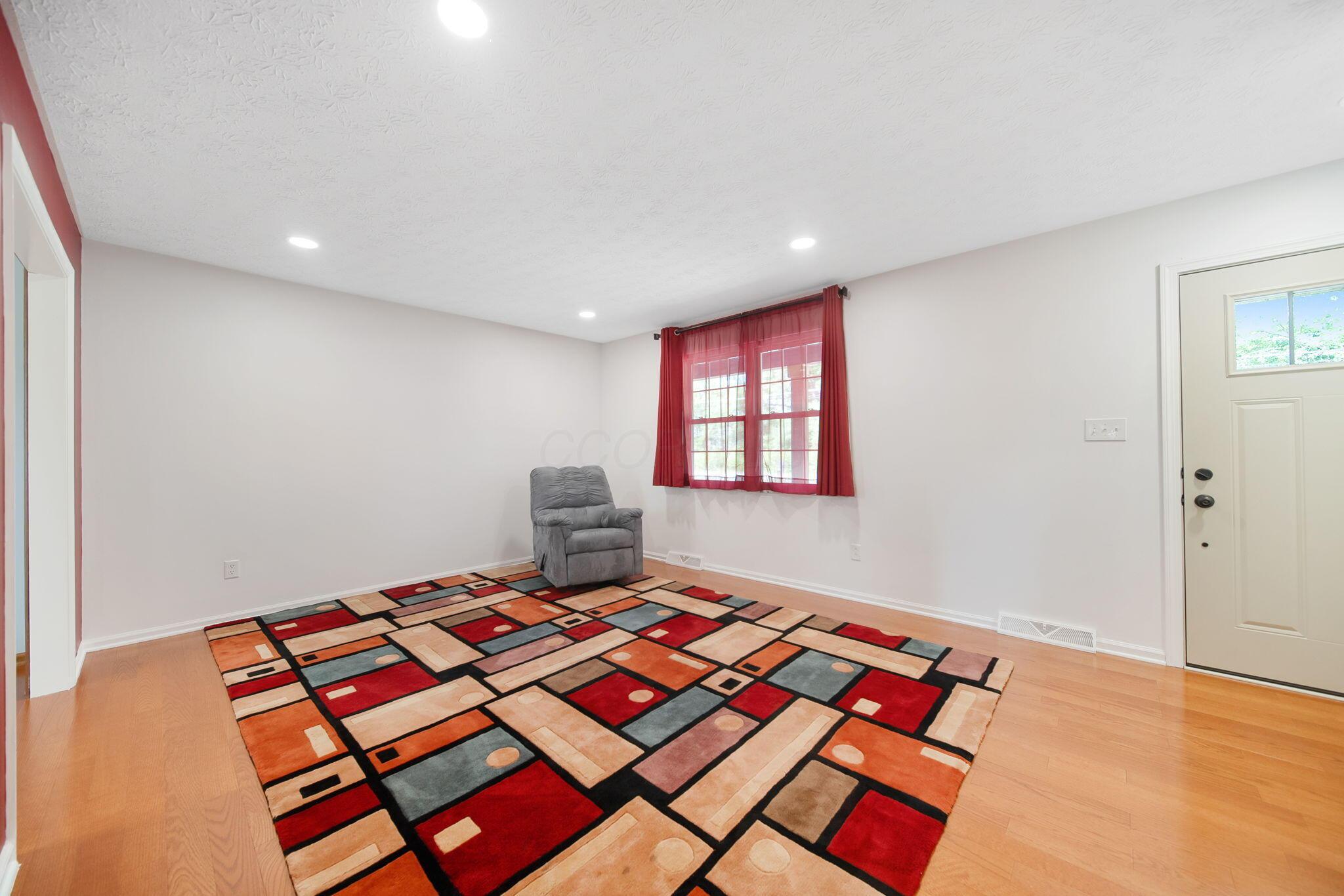 5770 Linworth Road Columbus, OH 43235 - Photo 15 of 60 Living Room