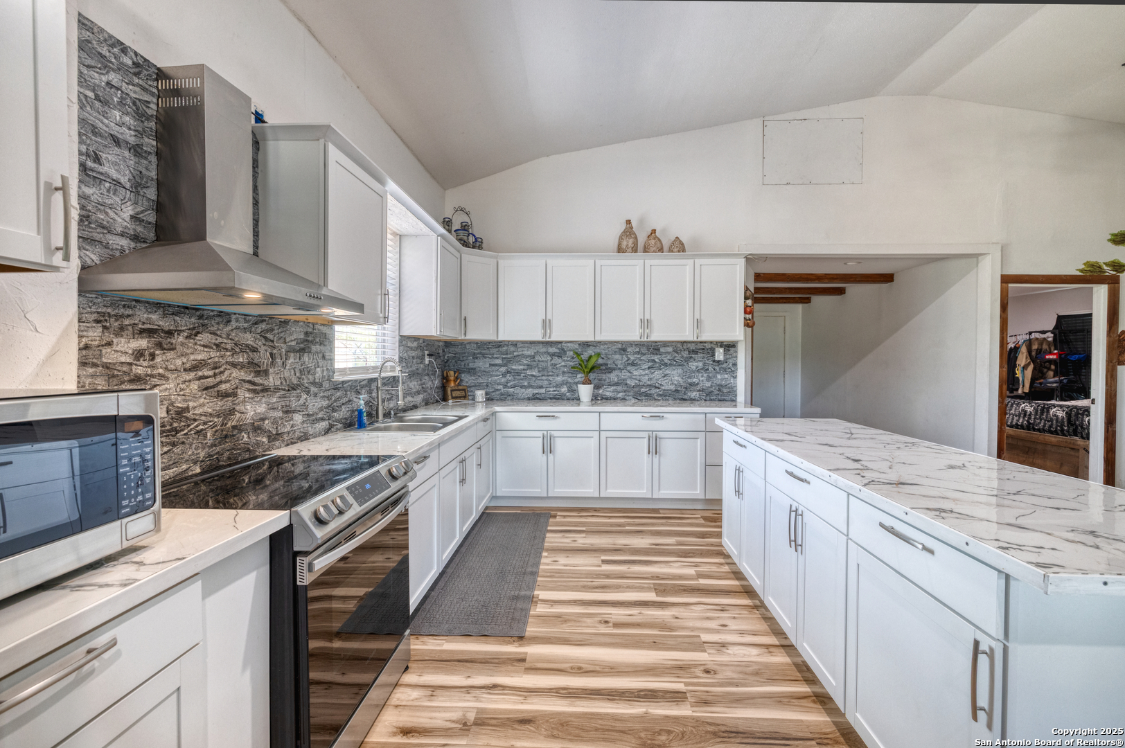 152 John Ayers Road Carrizo Springs, TX 78834 - Photo 6 of 14 a large kitchen with a stove top oven