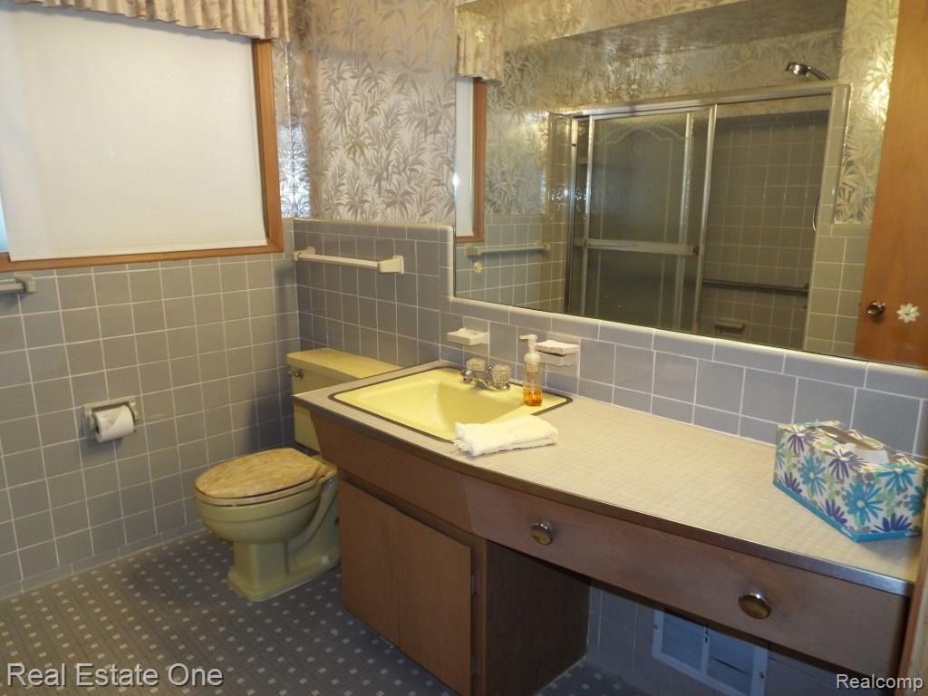 28211 Westerleigh Road Farmington Hills, MI 48334 - Photo 33 of 48