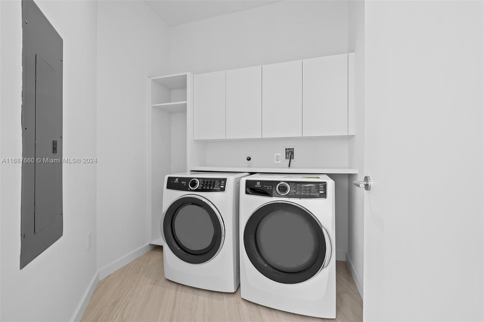 851 Northeast 1st Avenue, Unit PH5700 Miami, FL 33132 - Photo 54 of 91 a utility room with dryer and washer