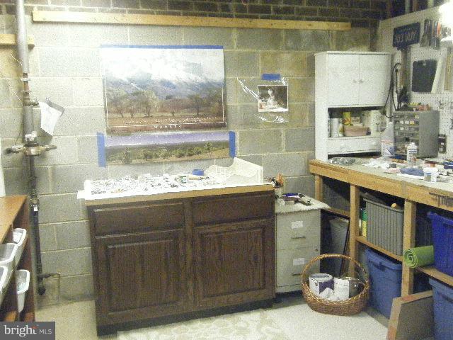 2277 Double Eagle Court Reston, VA 20191 - Photo 20 of 26 Work bench conveys.